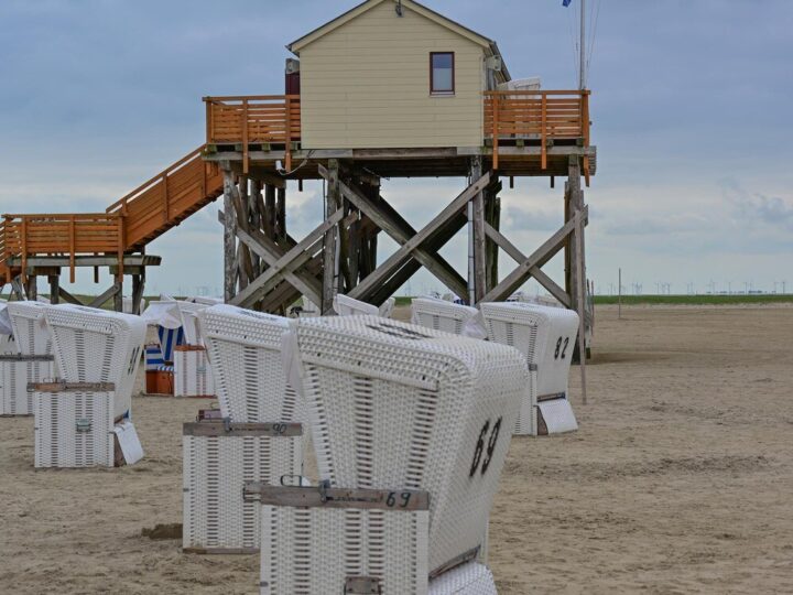 Widokowe noclegi przy plaży nad Morzem Bałtyckim – najlepsze hotele i apartamenty